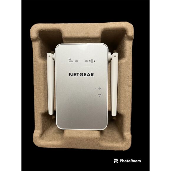 Netgear AC1200 Dual Band WiFi Range Extender - Picture 4 of 7